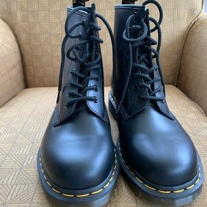 DR. MARTENS 1460 Smooth Leather Mens Boots